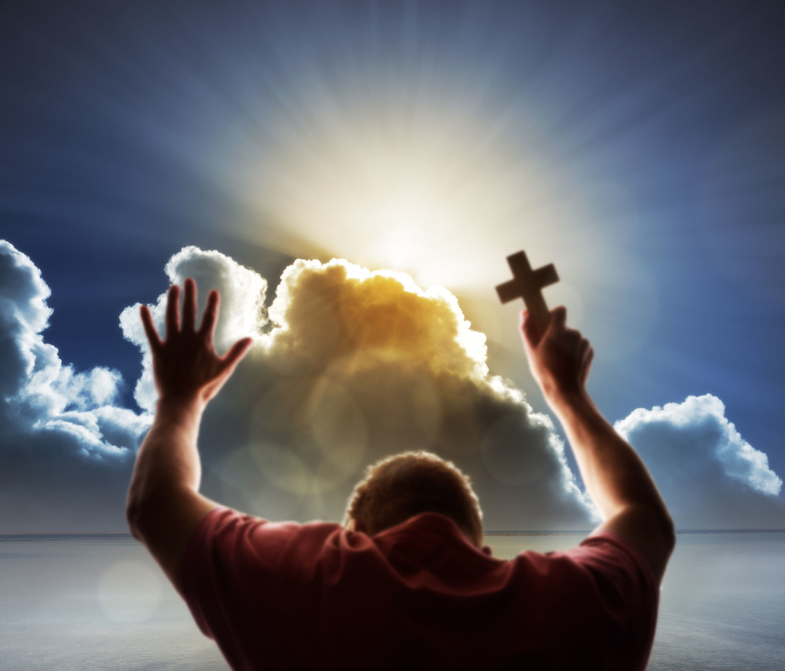 Человек молится в небо
